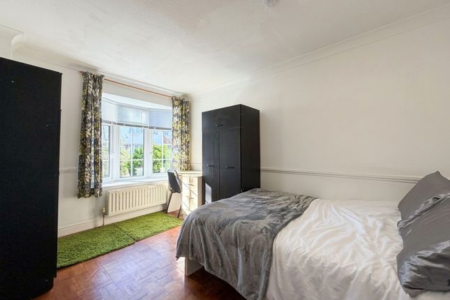 Studio house on Room 6, 21 Belgrave Mews, Uxbridge, £875/mo