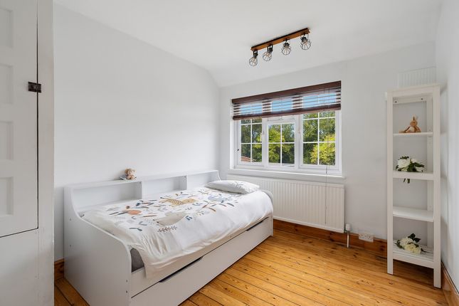 42, Gaston Way, Shepperton photo 4