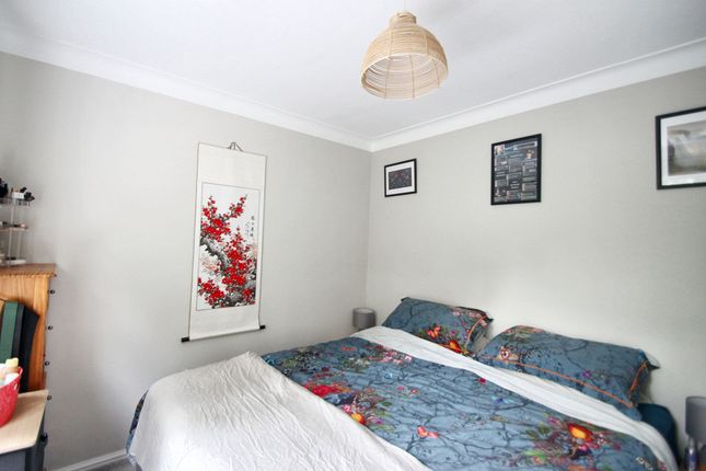 6 Hard Court St. Barnabas Road, Woodford Green photo 3