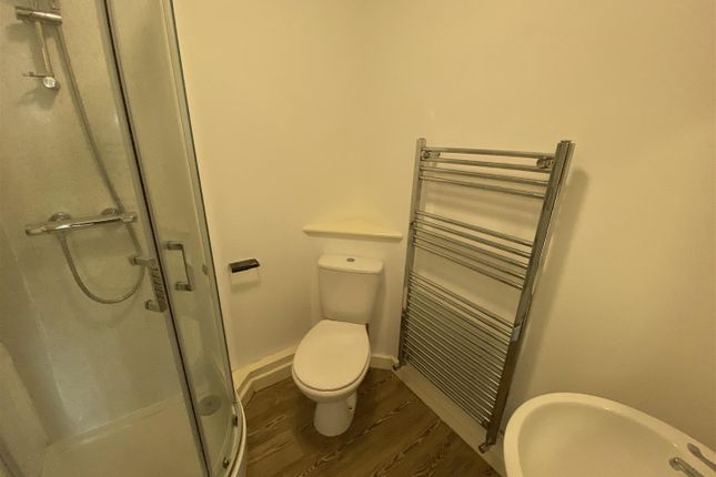 Flat to rent in Burch Road, Gravesend