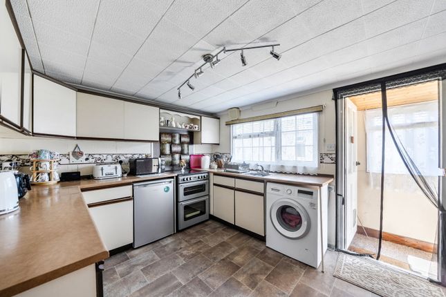 11 The Grove, Woodside Park, Luton photo 2
