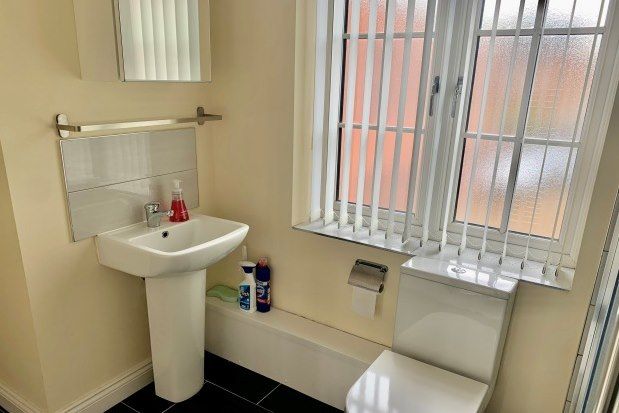 Flat to rent in Co-Op Close, Leicester