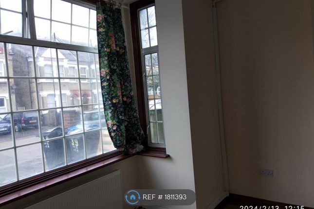 Flat to rent in South Norwood, London