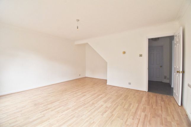 7, Stonebanks, WALTON-ON-THAMES photo 5