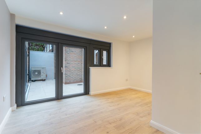 126 Victoria Drive, LONDON photo 4