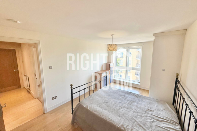 Room 2, Flat 51, Studley Court, London photo 4