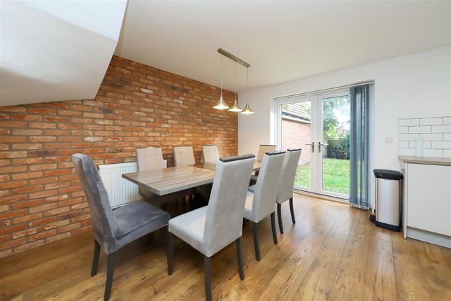 12, Truesdales, Ickenham photo 4