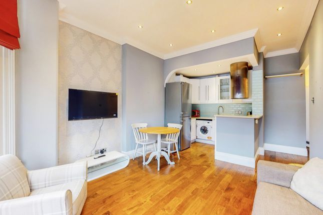 Flat to rent in Macaulay Road, London