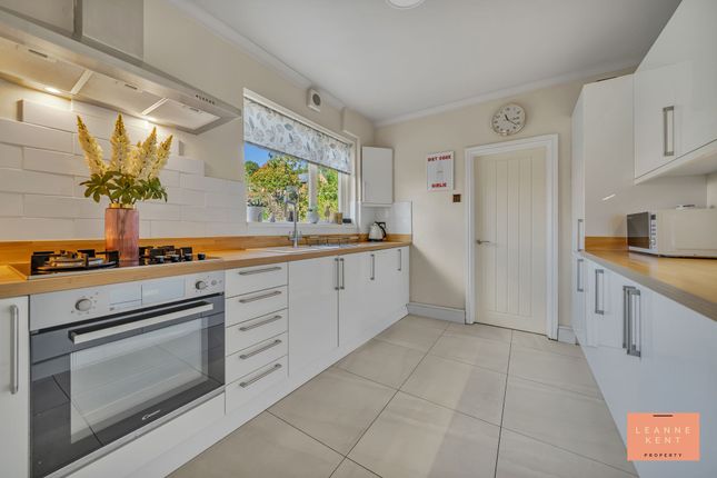 14 The Crescent, Caerphilly photo 4