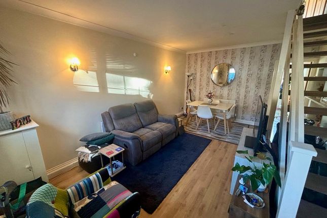 104, Woodford Green photo 2