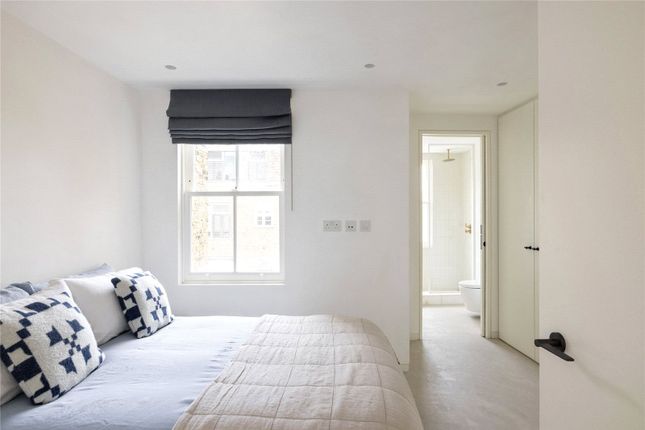 Flat to rent in Golborne Road, North Kensington