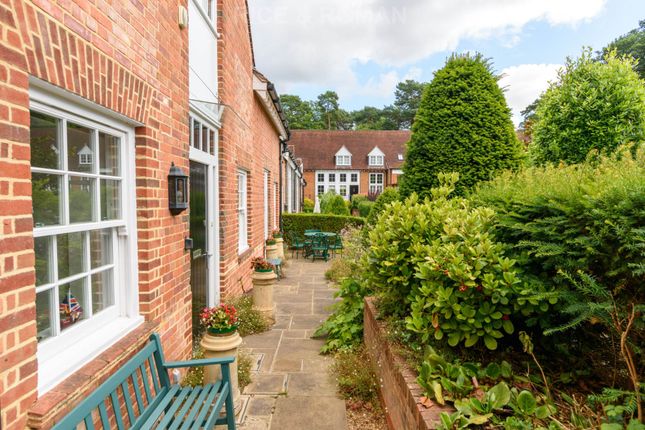 2 Coach House Mews, Whiteley Village, Walton On Thames photo 3