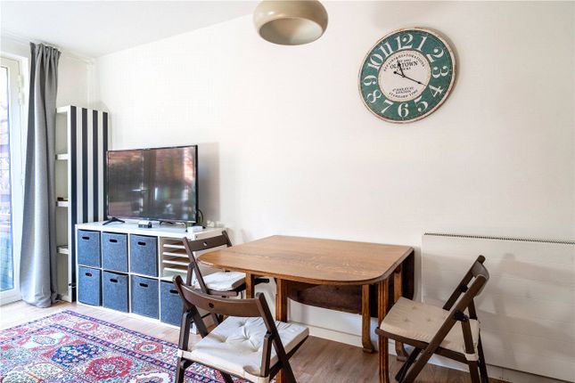 Flat 17, 22, Mountearl Gardens, London photo 4
