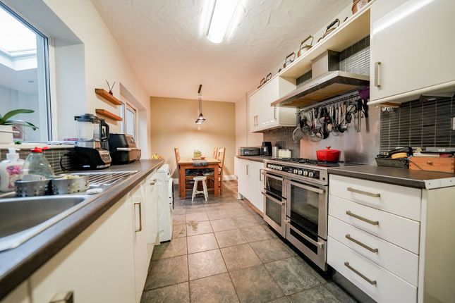 13 Peters Drive, Leicester photo 4