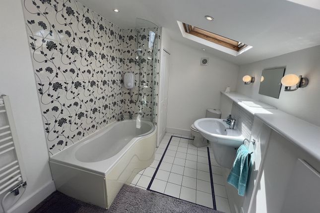 14, Hythe Park Road, Egham photo 4
