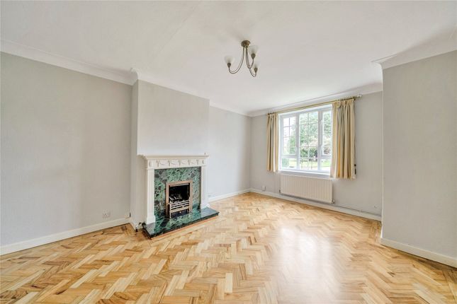 3, Gloucester Close, Thames Ditton photo 2