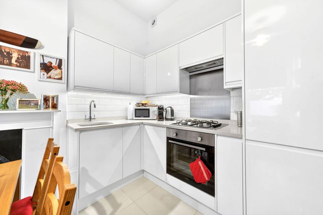Flat B, 161 Percy Road, London photo 2