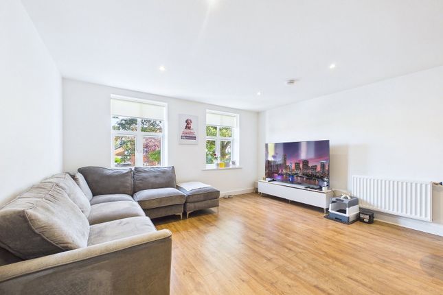 Flat 5, 61 Bushey Hall Road, Hertfordshire photo 3