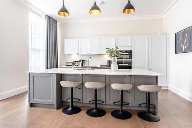 Flat 7, 64, Lincoln's Inn Fields, London photo 4