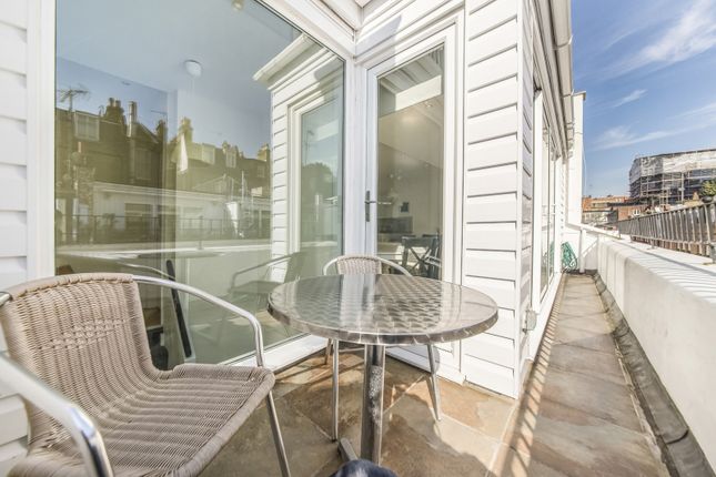 Top Floor Flat, 14, Adam & Eve Mews, London photo 3