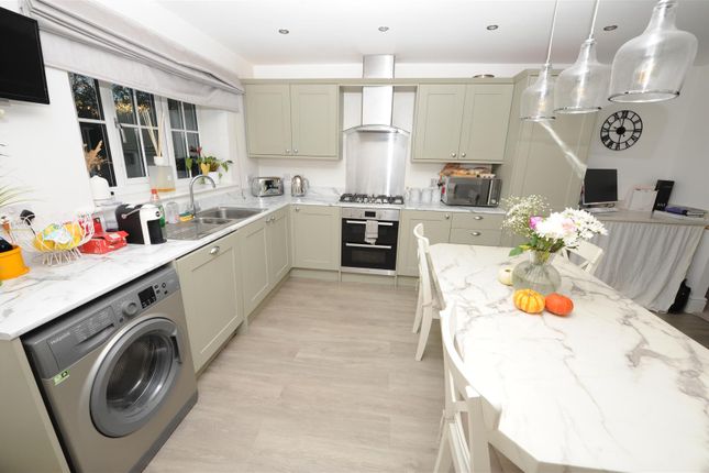 141, Cleckheaton Road, Bradford photo 3