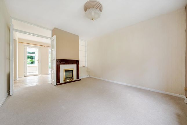 30, George Denyer Close, Haslemere photo 4