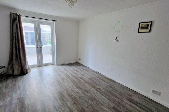 6, St. Oswalds Green, Walker photo 2