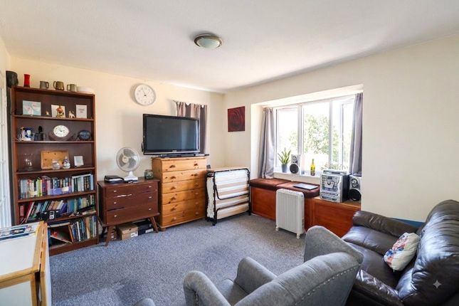 41, The Rowans, Woking photo 3