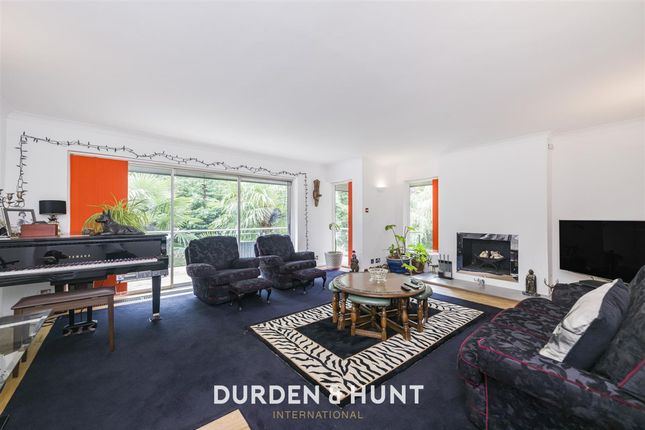 42 Baldwins Hill, Loughton photo 2