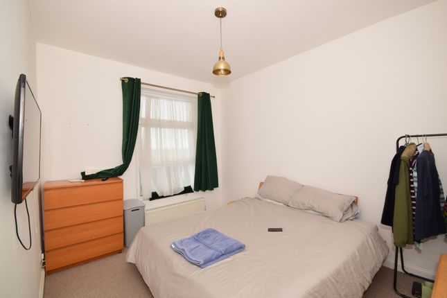 Flat to rent in Marine Parade, Sheerness