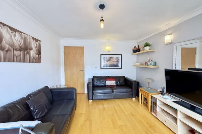 Flat 8, Keswick Apartments, Ambleside Close, London photo 3