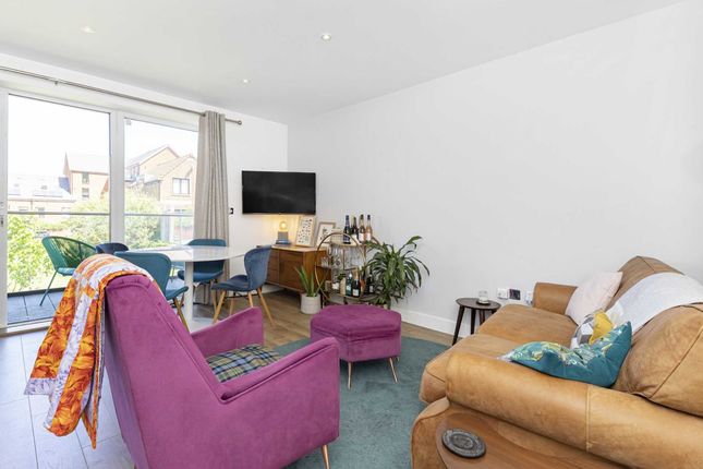 Flat for sale in Valley Road, London