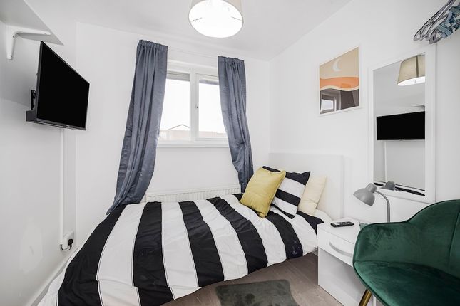 Thumbnail Room to rent in Carolina Close, London