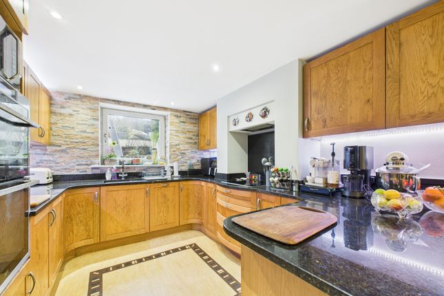 4 Queens Road, High Wycombe photo 4