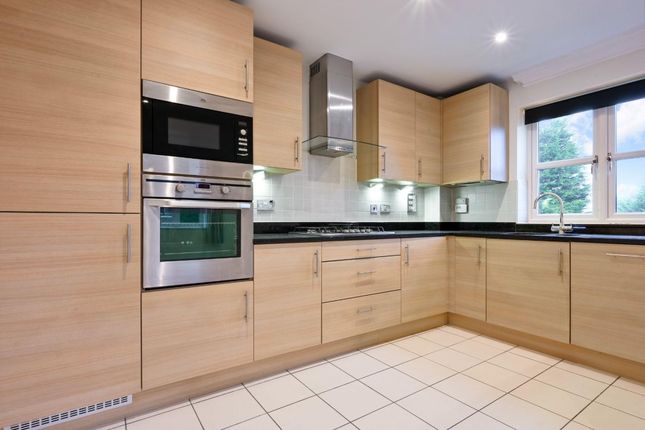 Flat 4, Oaklands, Tadworth photo 4