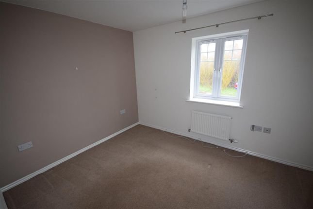 17 Merton Close, Church Gresley, Derbyshire photo 4