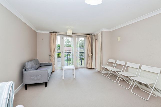 Flat 20, The Pines, Forest Close, Slough photo 2