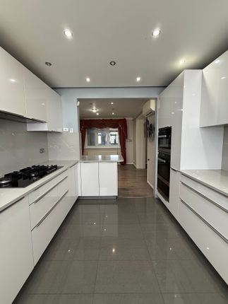 2, Broadlands Close, London photo 3