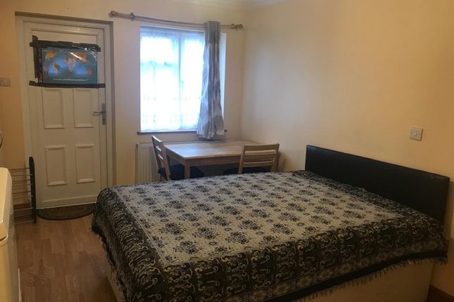 Studio flat on 589, Kenton Road, Harrow, £1,050/mo