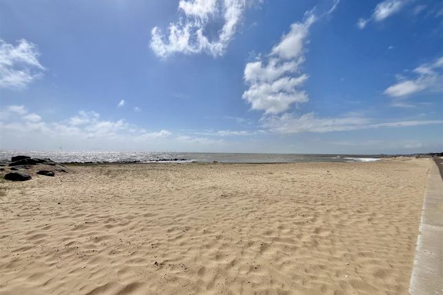 Beach Hut F4, Kings Parade, Holland On Sea photo 4
