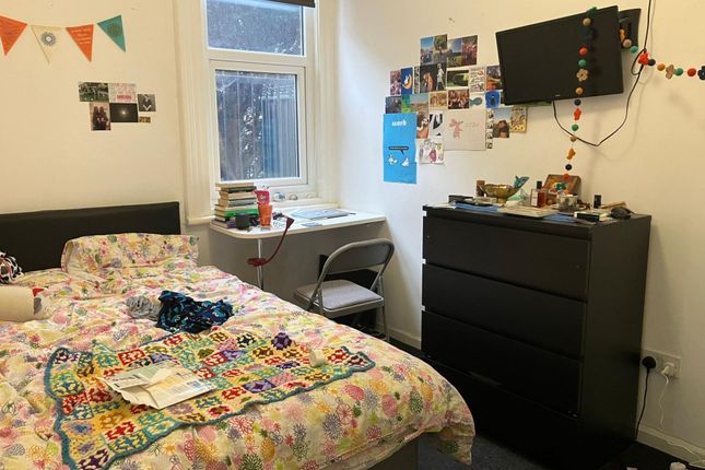 Bright, Neatly Presented Double Bedroom With A Com...