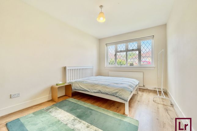 3 Athol Gardens, Pinner photo 4
