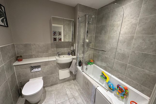 Flat for sale in Fleming Place, Bracknell