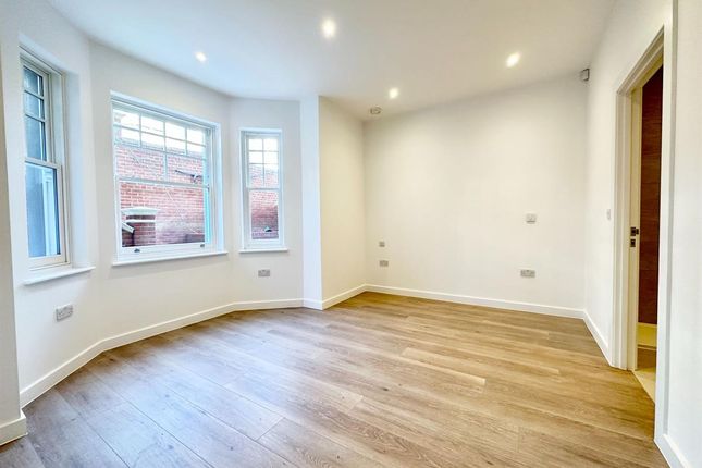 Flat to rent in Archway Road, Highgate