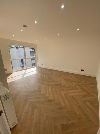 98 Rolls Court,, Inks Green, London photo 3