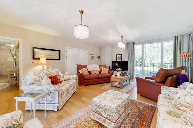 Thumbnail Flat for sale in Cliveden Gages, Maidenhead