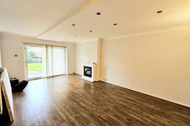 Flat to rent in Halsbury Close, Stanmore