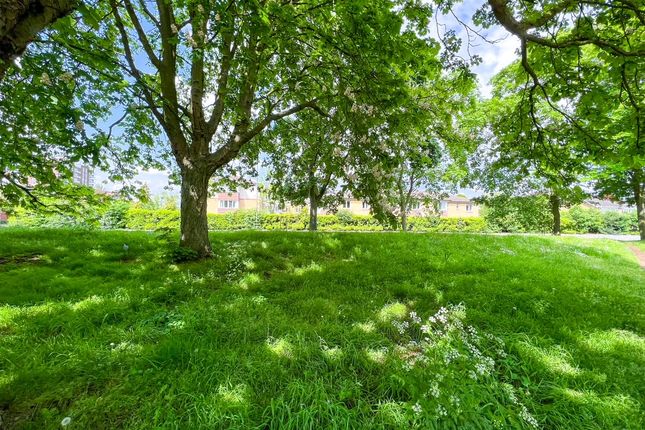 Mountwood, West Molesey photo 2
