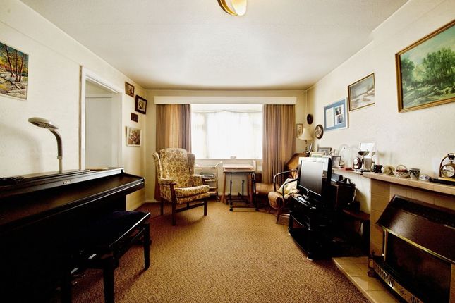 35 Gerrards Close, London photo 3