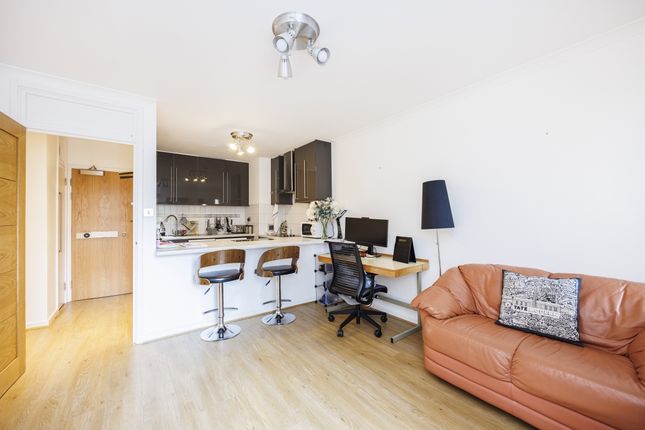 Flat to rent in Upper Thames Street, London